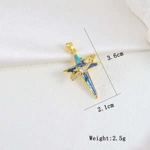 Dettaglio ciondolo a stella con smalto sfumato blu e zircone, dimensioni 3,6 cm x 2,1 cm