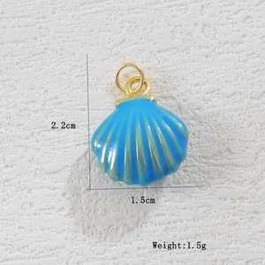 Detailansicht der blauen Muschel-Anhänger mit Vergoldung, Maße 2,2cm mal 1,5cm