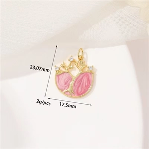 Detailansicht Baum-Anhänger mit Maßen 23,07mm x 17,5mm aus rosa Emaille und Gold