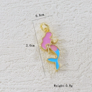 Details des Meerjungfrau-Anhängers 2,0x0,8cm in Rosa und Blau mit Goldbeschichtung