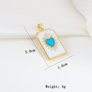 Dettaglio del ciondolo rettangolare dorato 3x1,6cm con motivo a cuore sacro blu e oro