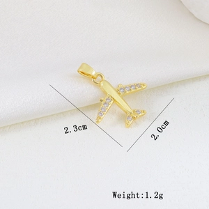 Macro del ciondolo aereo d'oro con cristalli che mostra lunghezza 2,3cm e larghezza 2,0cm