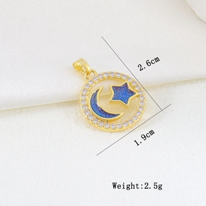 Dettaglio ciondolo notte stellata con smalto blu, cristalli e dimensioni di 2,6 cm