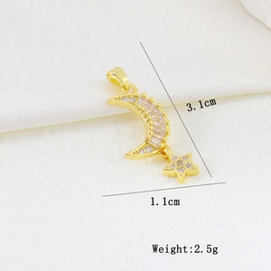 Dettaglio del ciondolo stella e luna dorato con dimensioni 3,1x1,1 cm e un peso di 2,5 g