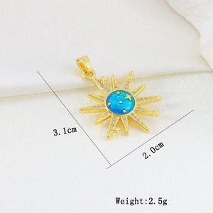 Dettaglio di un ciondolo a sole con motivo a stella e cristalli, misura 3,1x2,0 cm
