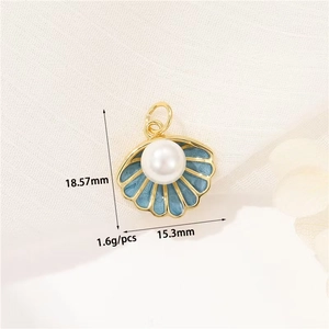 Makro-Detail eines 15,3 mm Muschel-Anhängers in Gold mit blauem Emaille und weißer Perle