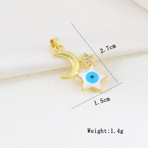 Dettaglio pendente luna e stelle dorate con occhio blu e dimensioni di 2.7x1.5cm