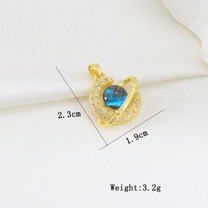 Dettaglio del ciondolo a pianeta dorato con dimensioni 2,3 cm altezza e 1,9 cm larghezza