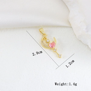 Dettaglio ciondolo con cuore rosa e luna crescente con dimensioni 2.9cm x 1.2cm