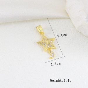 Dettaglio del ciondolo stella e luna dorato con zirconi bianchi, 2,6 cm per 1,4 cm