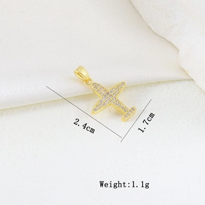 Vista dettagliata del ciondolo aereo d'oro con cristalli e dimensioni 2,4cm per 1,7cm