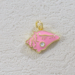 Detaillierter rosa Muschelanhänger mit Vergoldung und weißen Punkten für DIY-Schmuck