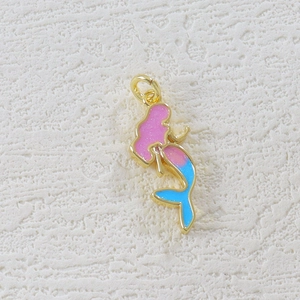 Detail der Meerjungfrau-Anhänger mit rosa Glitzer und blauer Emaille auf Goldlegierung