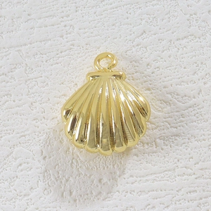 Makrodetail eines hochwertigen vergoldeten Jakobsmuschel-Anhängers für DIY-Schmuck