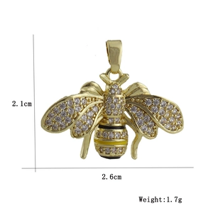 Dettaglio ciondolo ape con dimensioni 2.1x2.6cm e peso di 1.7g per creazione gioielli