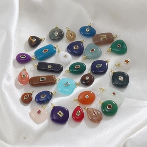 Ciondolo in Pietra Naturale in Rame Intarsiato con Strass Vintage Agata Turchese Charms per la Creazione di Gioielli Fai da Te Unisex Accessorio