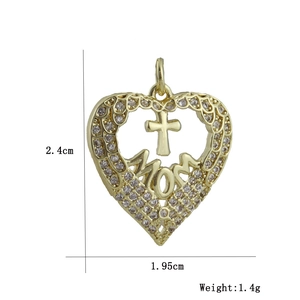 Dettaglio del ciondolo a cuore dorato MOM con croce e pietre di zircone bianco