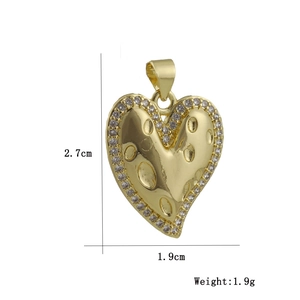 Ciondolo cuore dorato con trama a cratere e bordo in zirconi, misura 2,7 cm per 1,9 cm