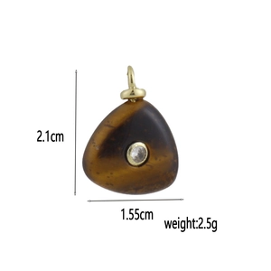 Dettaglio pendente in pietra occhio di tigre con dimensioni 2.1x1.55cm e cristallo