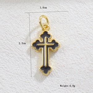 Dettaglio del ciondolo a croce in smalto nero con altezza di 2,2 cm e cornice d'oro