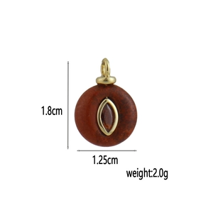 Dettaglio del ciondolo in agata rossa con intarsio a occhio d'oro e misure di 1,8 cm
