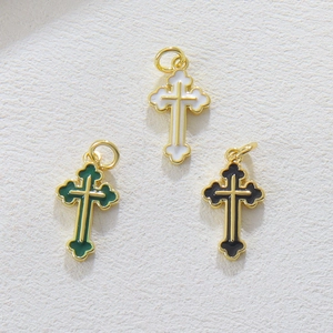 Dettaglio di ciondoli a croce con smalto e placcatura oro 18k per creazione gioielli