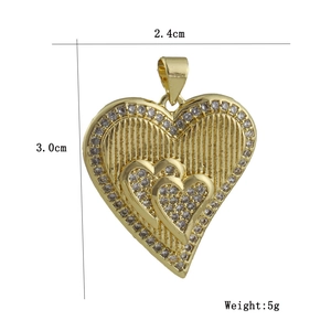 Specifiche del ciondolo a cuore dorato con larghezza 2,4cm, altezza 3,0cm e peso 5g inclusi