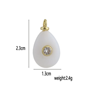 Dettaglio delle dimensioni del ciondolo a goccia che misura 2,3 cm per 1,3 cm