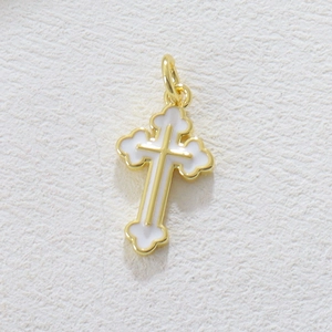 Dettaglio del ciondolo a croce ortodossa placcato oro 18k con smalto bianco fine