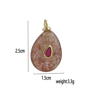 Dettaglio del ciondolo a goccia in pietra arancio-rosa con dimensioni 2,5 cm x 1,5 cm