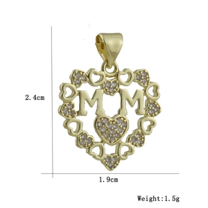 Dettaglio del ciondolo MOM a forma di cuore con dimensioni 2,4 cm per 1,9 cm e placcatura