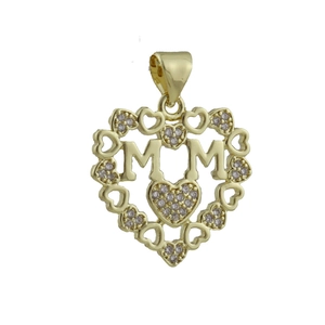 Dettaglio del ciondolo MOM a forma di cuore dorato con zirconi brillanti