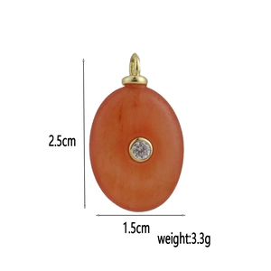 Dettaglio pendente ovale in agata arancione con diamante dorato e misure del prodotto