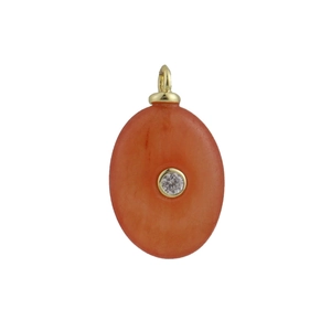 Dettaglio di un ciondolo ovale in agata arancione con diamante e gancio dorato