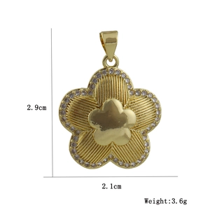 Dettaglio pendente petalo dorato con zirconi bianchi da 2,9cm x 2,1cm di peso 3,6g