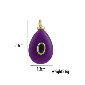 Vista dettagliata del ciondolo a goccia viola con bordo dorato, altezza 2,3 cm e peso 2,6 g