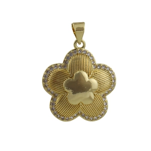Dettaglio del ciondolo a fiore dorato a cinque petali con micro-pavé di cristalli fini
