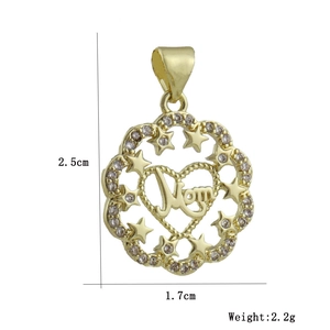 Ciondolo a cuore Mom dorato con zirconi che mostra dimensioni di 2,5 cm di altezza e 1,7