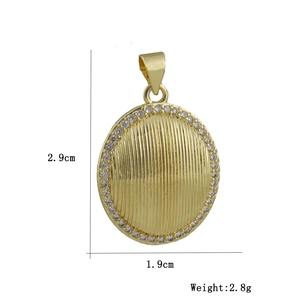 Gold oval pendant with vertical stripes, zircon border, 2.9cm x 1.9cm dimensions