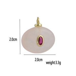 Dettaglio del pendente ovale in cristallo rosa con cornice dorata e misure di 2,0cm