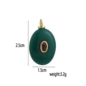 Vista dettagliata del pendente ovale in agata verde con dimensioni 2,5 cm x 1,5 cm e oro