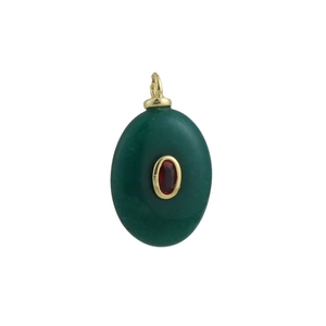 Dettaglio di pendente vintage con pietra verde scuro, gemma rossa e castone dorato