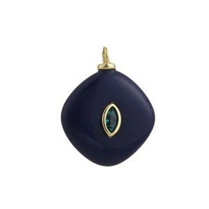 Dettaglio del ciondolo a goccia blu scuro con montatura dorata e pietra preziosa verde marquise