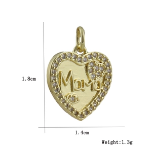 Dettaglio ciondolo cuore in oro 18K con incisione Mama, zirconi e misure prodotto