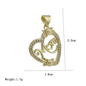 Dettaglio di un ciondolo MOM a cuore da 1,7g con placcatura in oro e zirconi