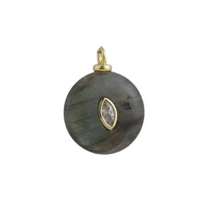 Dettaglio del pendente rotondo in labradorite naturale con pietra marquise e gancio dorato