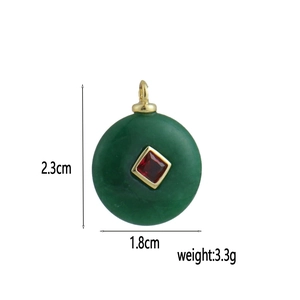 Dettaglio pendente in pietra naturale con dimensioni 2,3cm x 1,8cm e peso di 3,3g