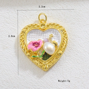 Detalle de colgante de corazón floral rosa con perla y marco de relieve dorado