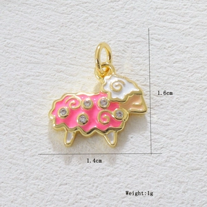 Dettaglio di pendente a pecora in smalto rosa con dimensioni 1,6cm x 1,4cm e peso 1g