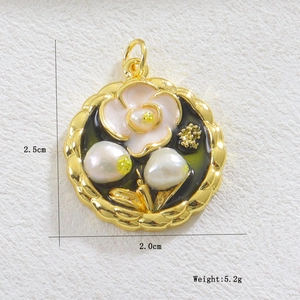 Detalle de colgante floral redondo con perlas, dimensiones 2,5 cm por 2,0 cm